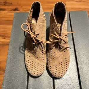 TOMs wedged booties